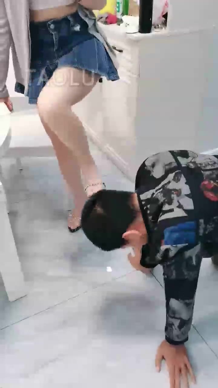 紫烟 双主喂桌下双狗