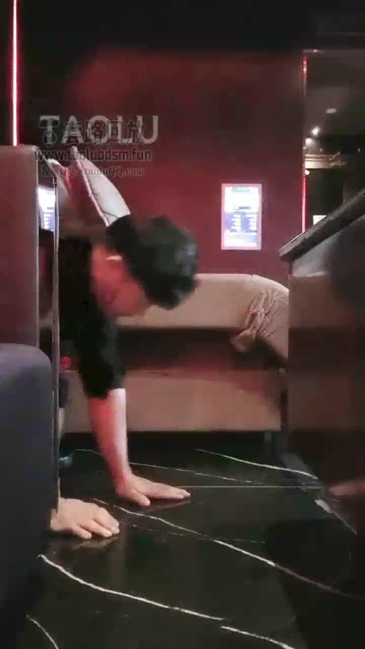 德意户外男神 眼睛被歌厅小姐姐打肿 狠抽耳光 踢档 钻胯 大力夹脖子