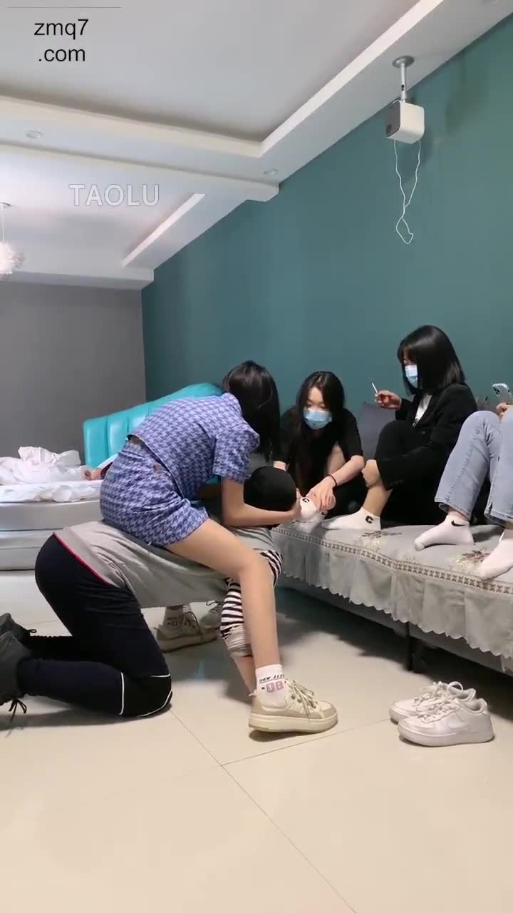 与精神小妹的那些事 群女遛狗