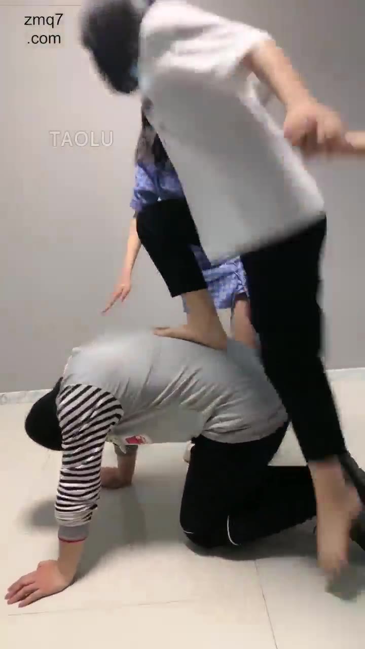 与精神小妹的那些事 群女遛狗