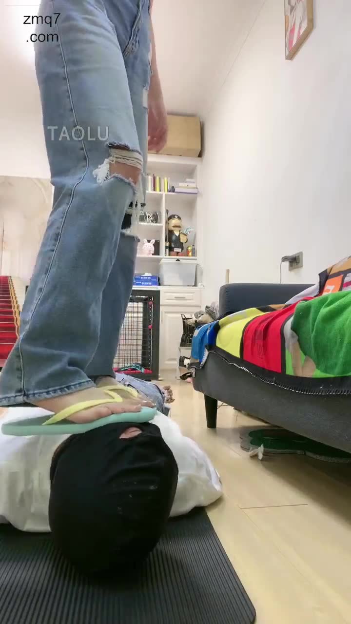 暴力美学 人字拖狂抽贱奴的脸 踩踏 用脚踢踹