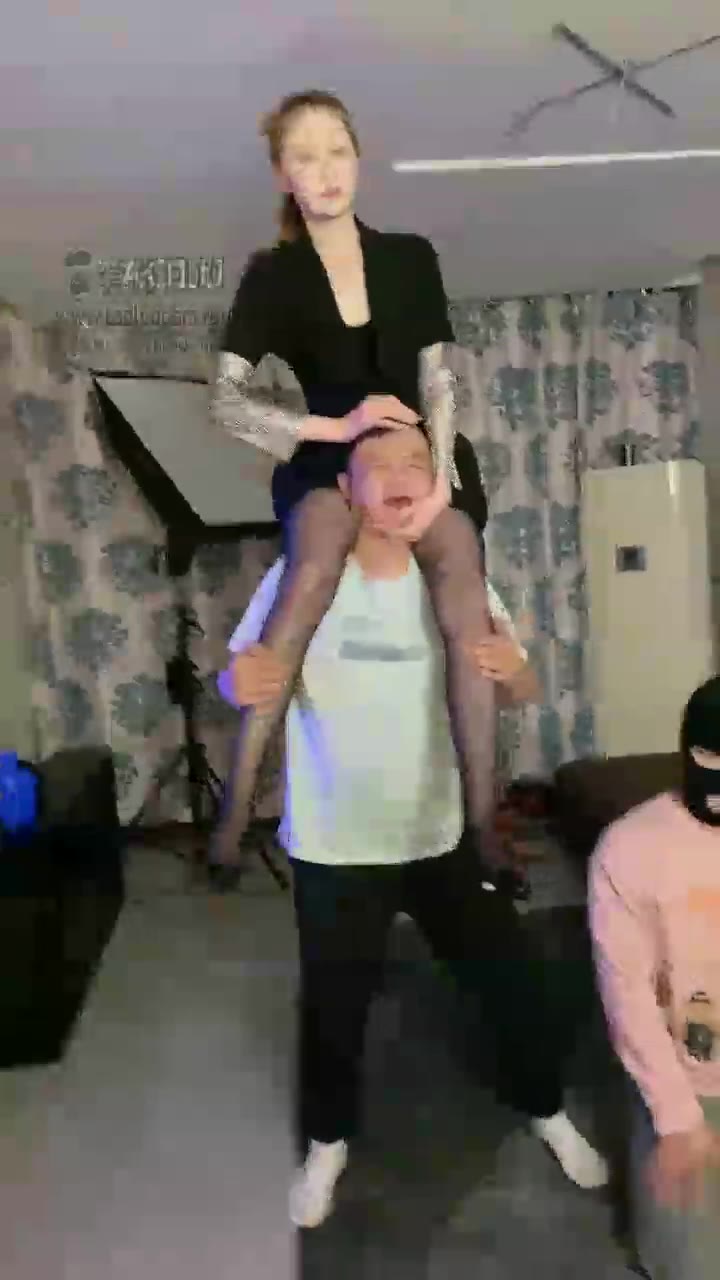 二宝 高跟鞋踩头走路 脸皮磨破 耳朵和脸踩变形 高跟的跟部踩过手心