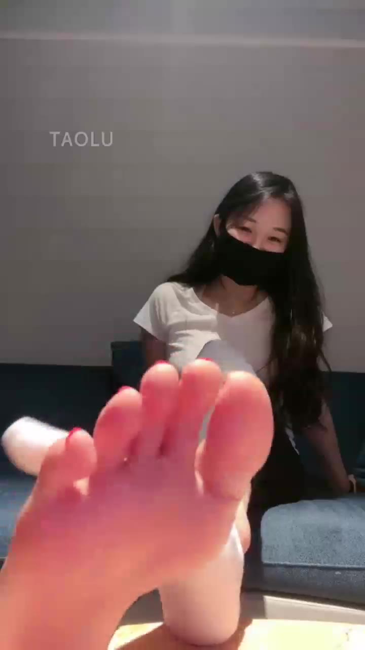 雨大大 第一视角 裸足 红绿灯