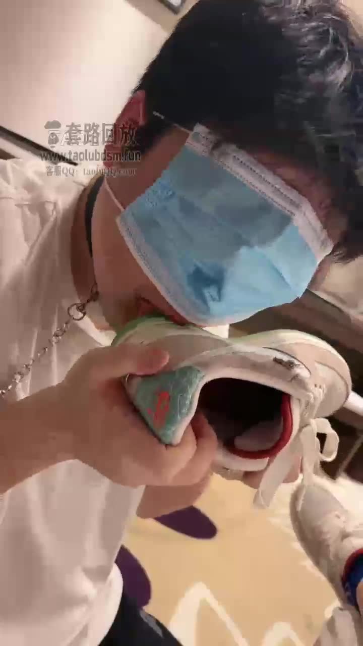 橘子没熟 暴力玩狗 全体重踩踏 清理鞋底