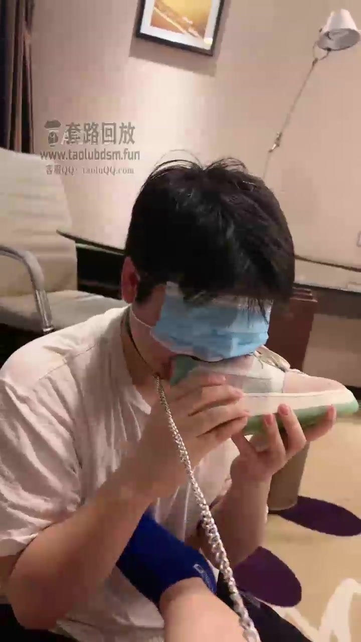 橘子没熟 暴力玩狗 全体重踩踏 清理鞋底