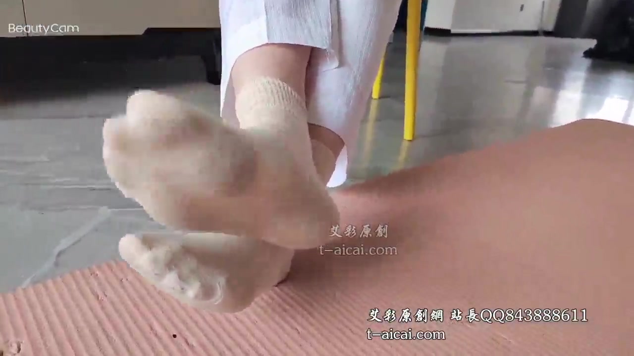 Cute girl in Taoist clothes, original socks and dog&#39;s crotch, pov stomping dog&#39;s face