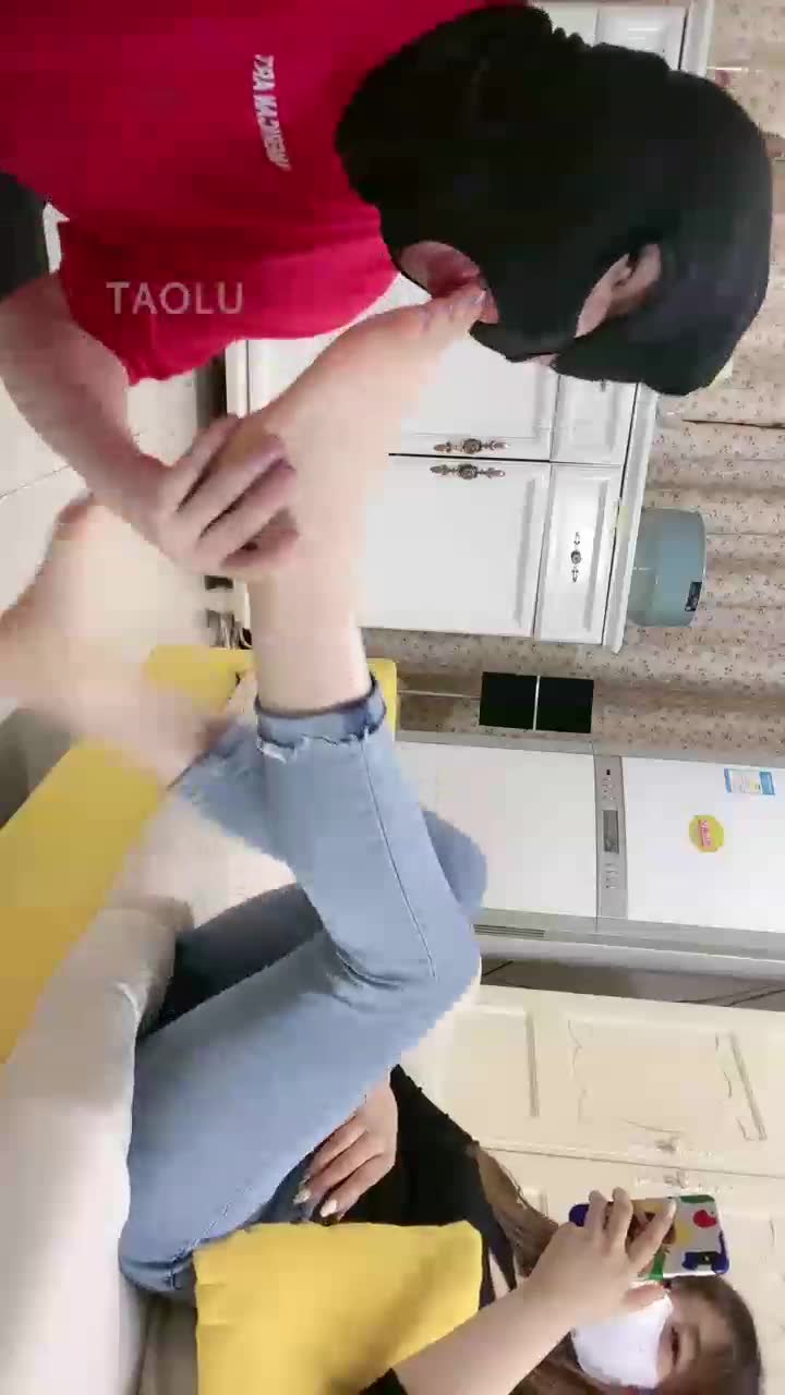 Linda琳达 横屏视角 板鞋棉袜 气味挑战