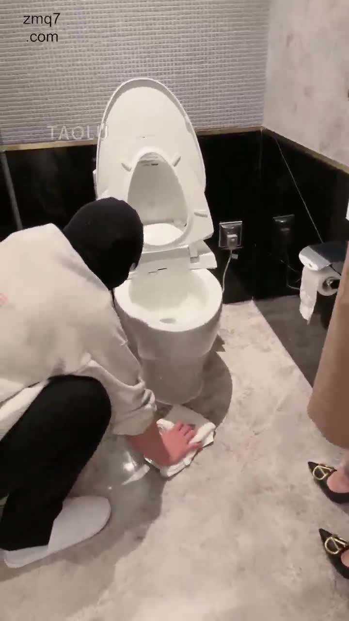 The staff was transferred to the bathroom, the boss met by chance