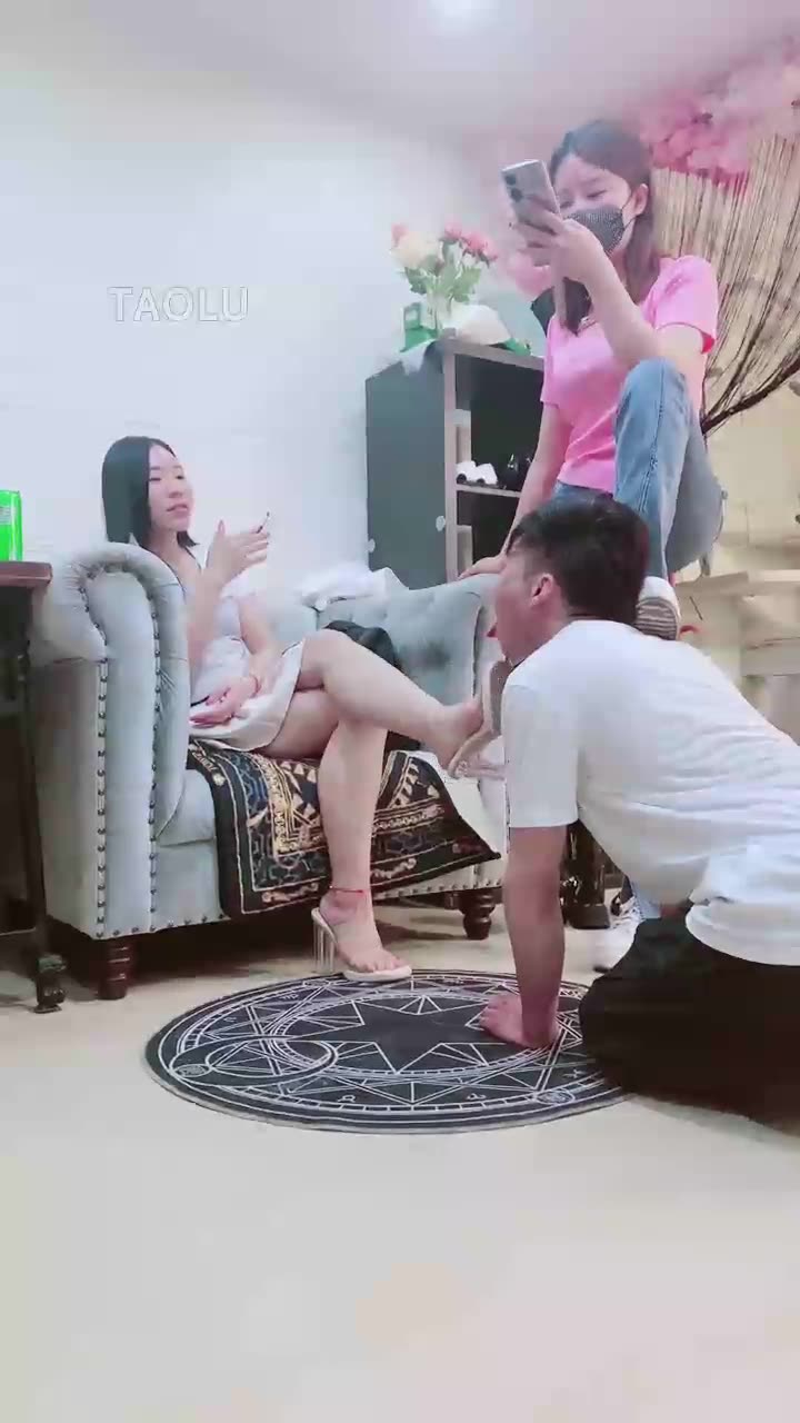 天津桃桃 双主调教 耳光 清理鞋底 深喉