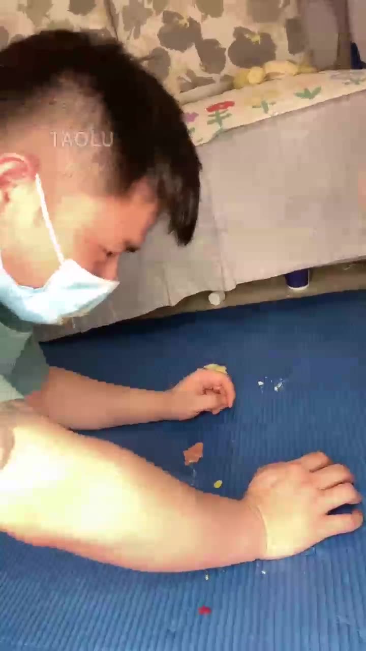 饭团 舔丝袜脚 耳光 喂食