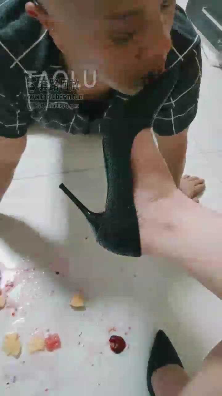 彤彤 踩踏 脚喂食