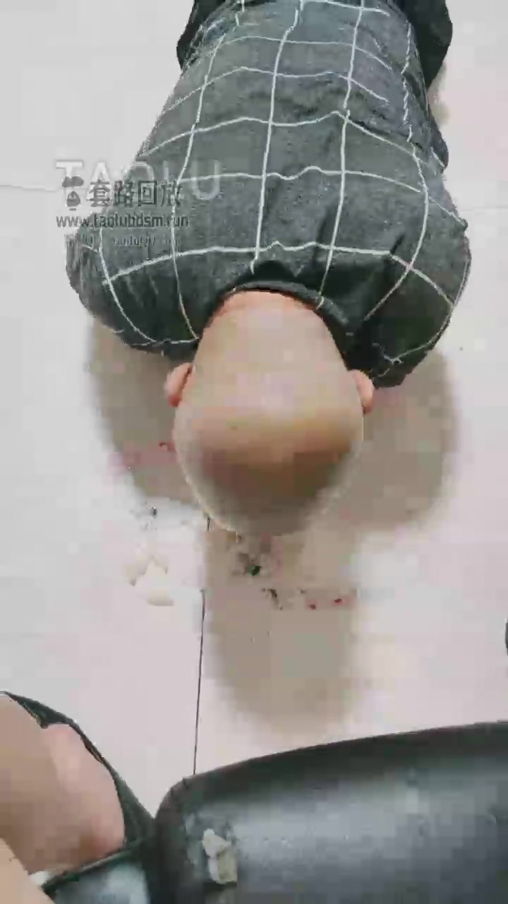 彤彤 踩踏 脚喂食