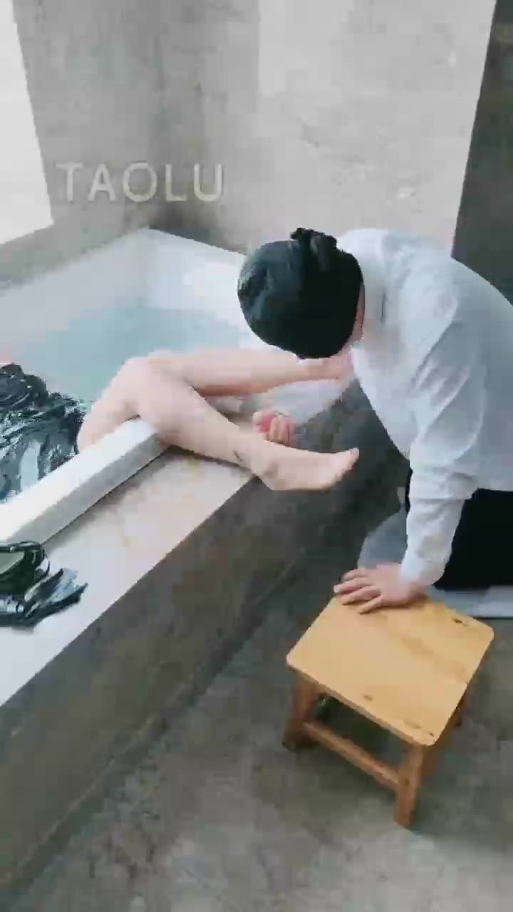 彤彤 浴室里的故事