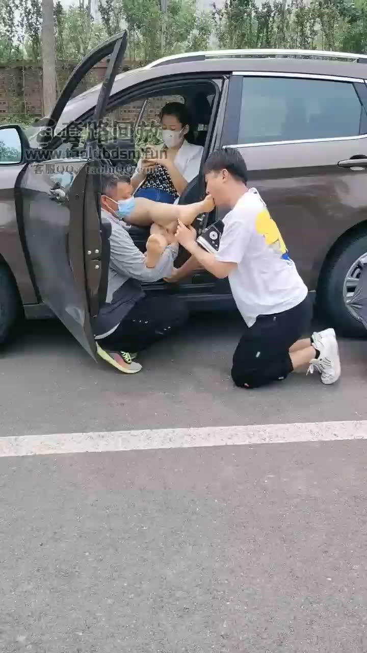 天津语晴 户外调教双奴 开车遛狗