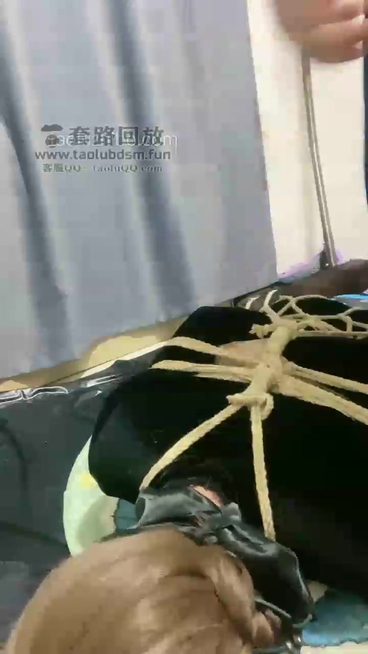 盈盈 今天该怎么罚你呢 堵着嘴巴 吊着罚跪