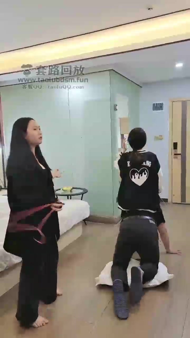 德意户外男神 2个素人小姐姐 暴力