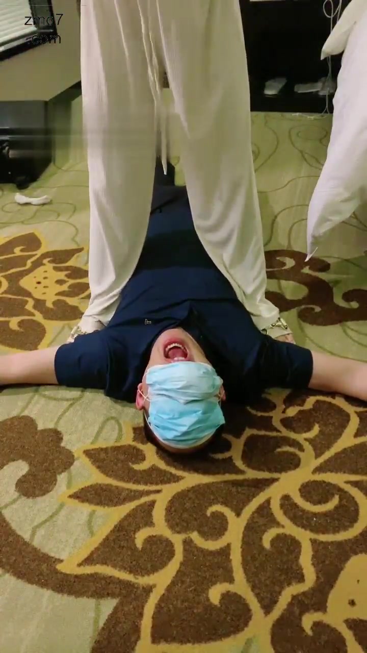 骨精精 拳打脚踢 吃口水