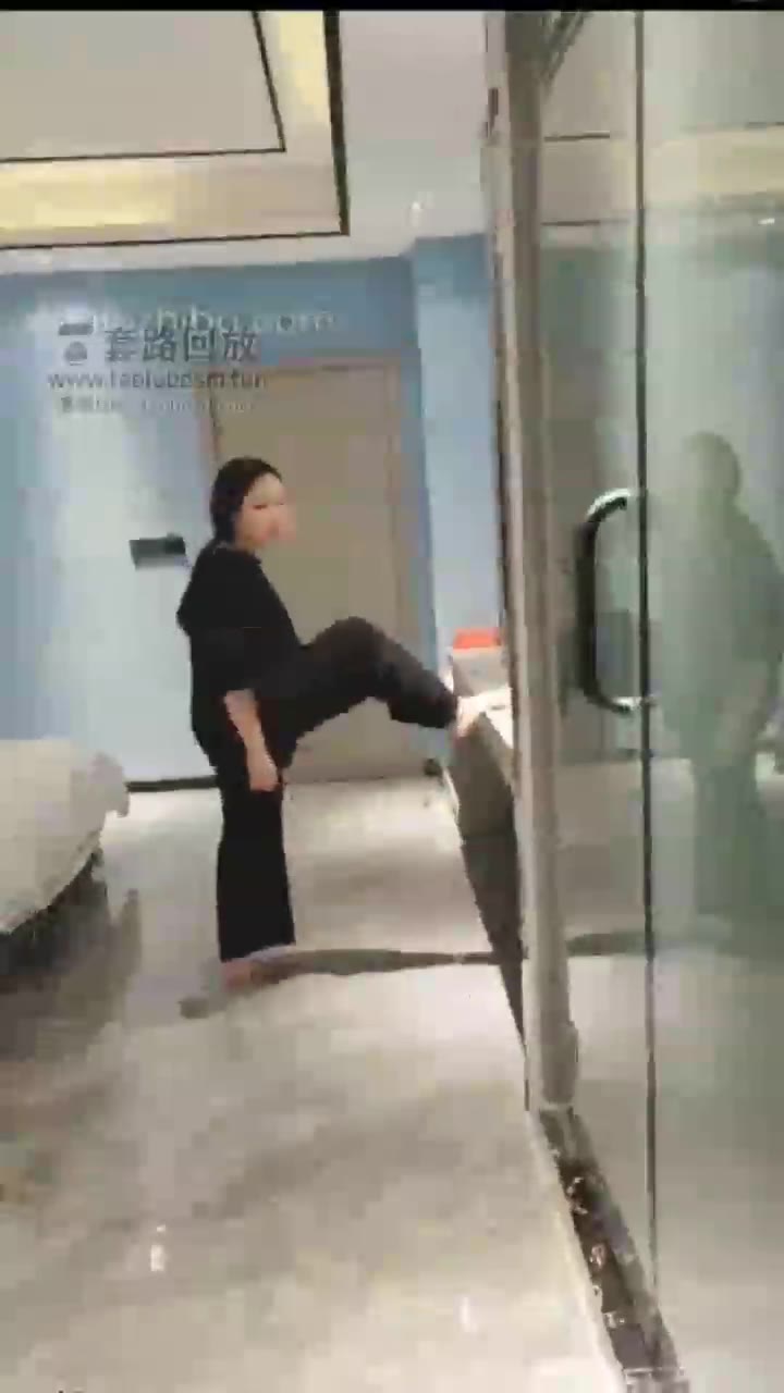 德意户外男神 被主人带闺蜜强制圣水 口水侮辱 踢裆