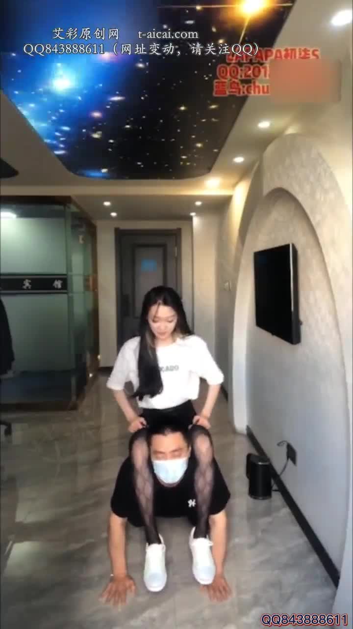Beautiful student S female killer, sitting on the face, suffocating, strangling the legs, strangling the rope, slapping the face, stepping on the head