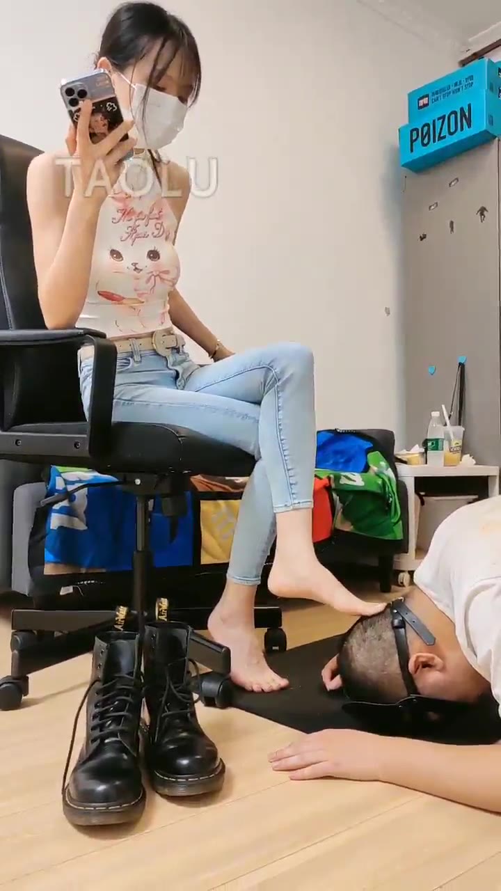 暴力美学 从天台回来 在宠物身上擦鞋