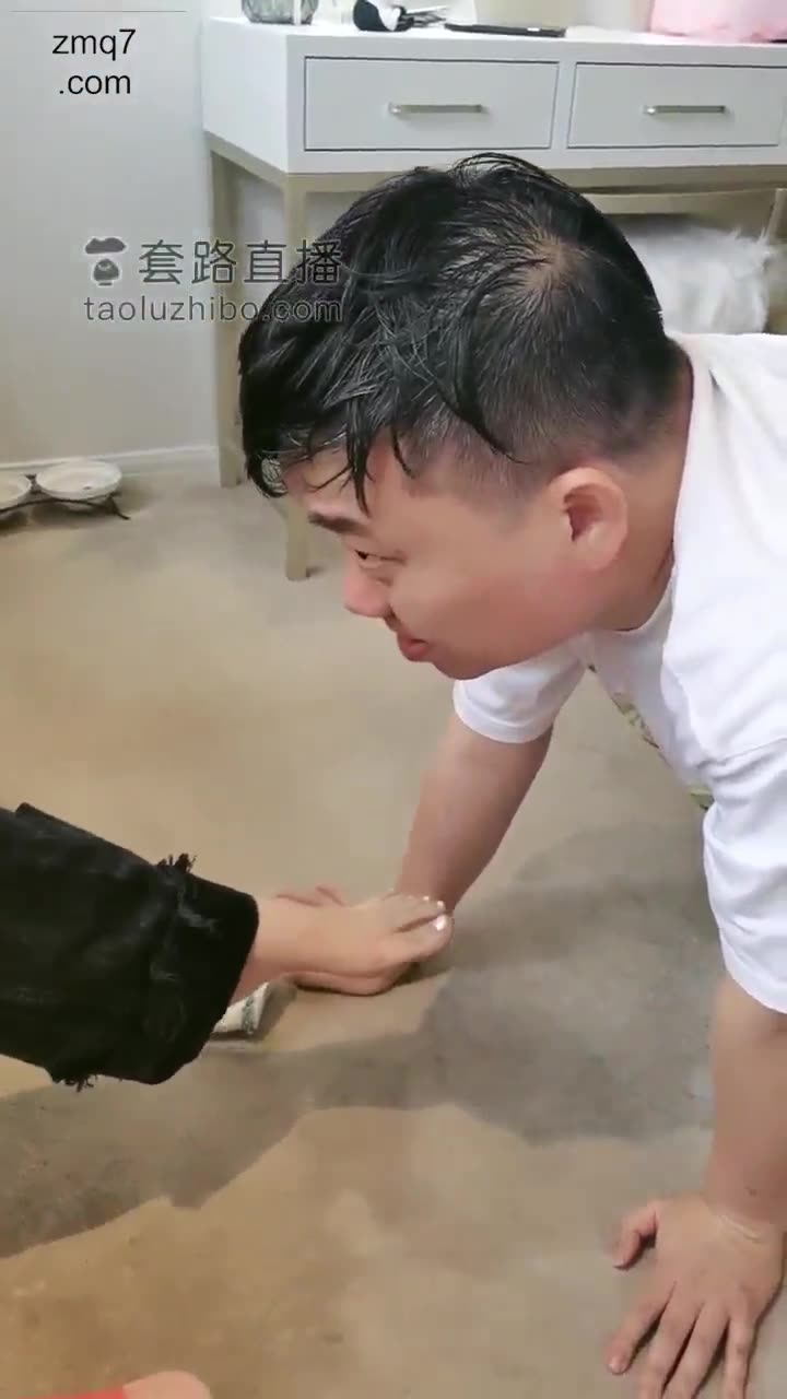 茶茶 美甲店里教育公司的高管