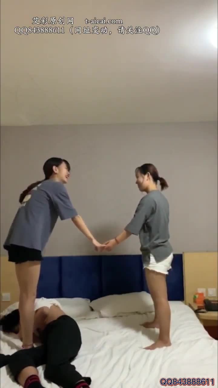 萝莉酱 学生姐妹花跳踩地狱 暴力跳踩人肉毯子