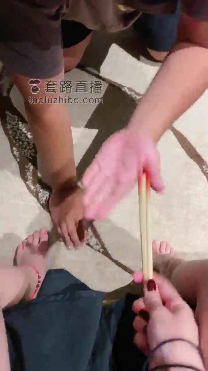 骨精精 贱奴被主人全体重踩踏 脚深喉