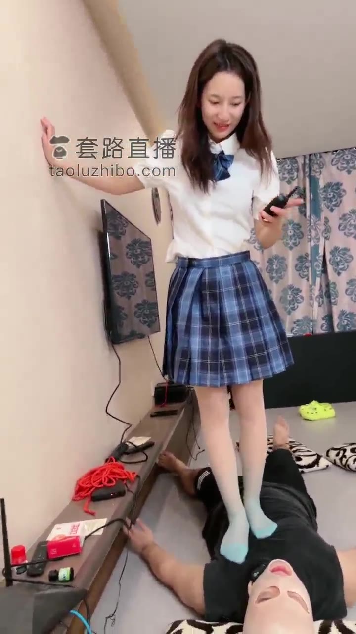 二宝 新疆女孩玩电电