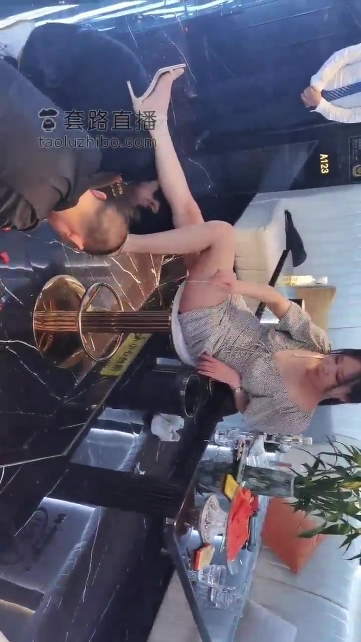 药神 突发情况 服务员乱入KTV 纯发泄