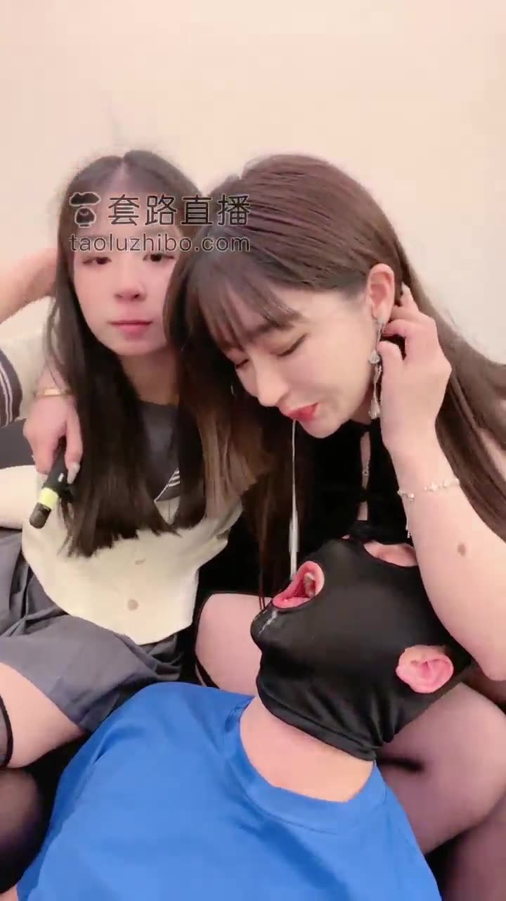 风吟 双女王 舌吻 贱奴在主人脚下伺候着