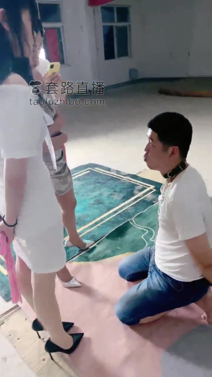 兔美美 废旧办公室里骑马
