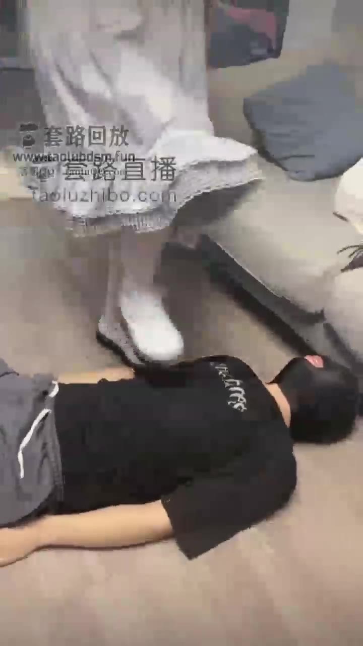 欣欣 清理鞋底 全体中踩踏