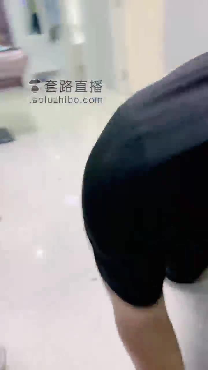 精神小妹 群女踩踏