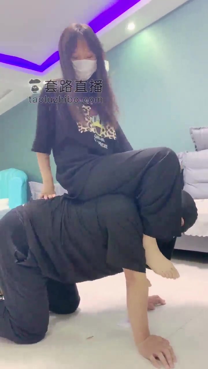 精神小妹 群女踩踏