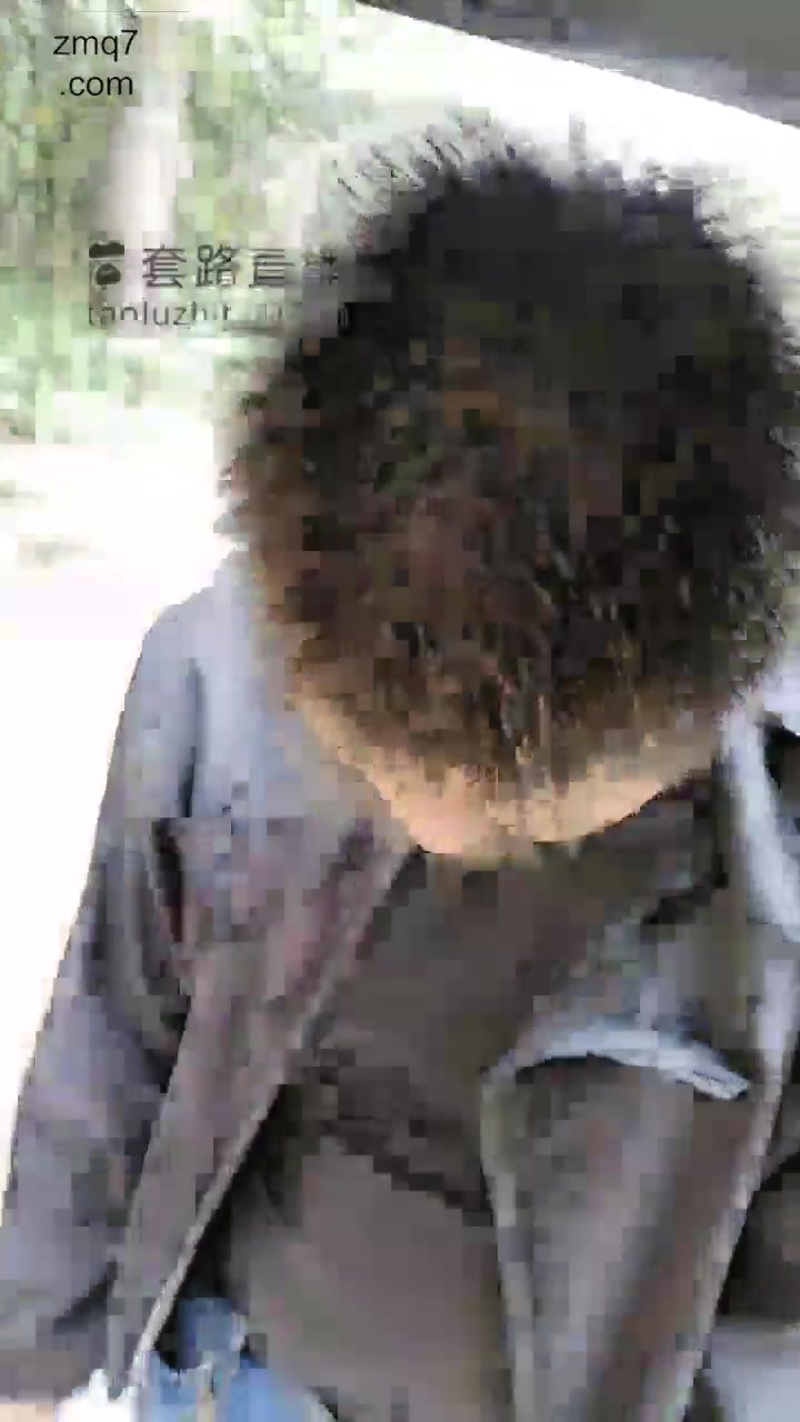 辣吃多的辣姐 户外调教 雨中遛狗