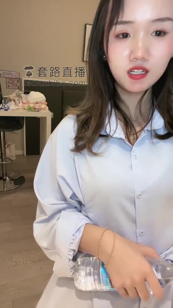 00后叶娘 调教 双女主酒店里玩脚奴