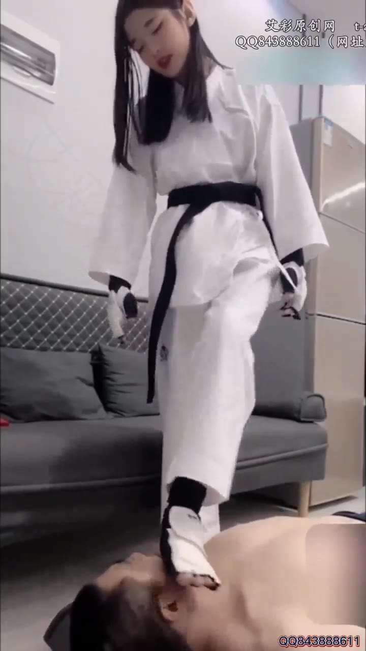 董小姐 混血美女高中生 道服强制舔脚 脚耳光干废贱M