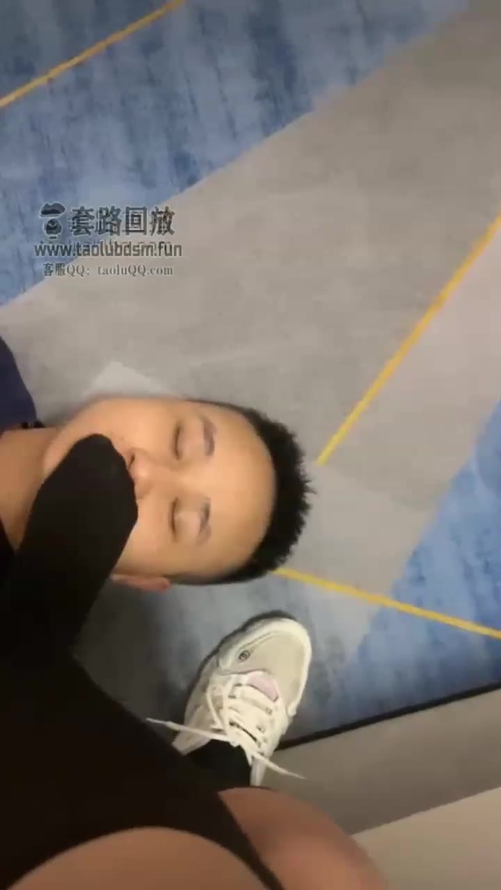 白茶 踩踏贱奴 闻女主人的鞋子