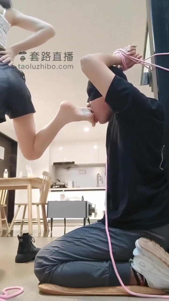 丫丫 调教 反手一个耳光