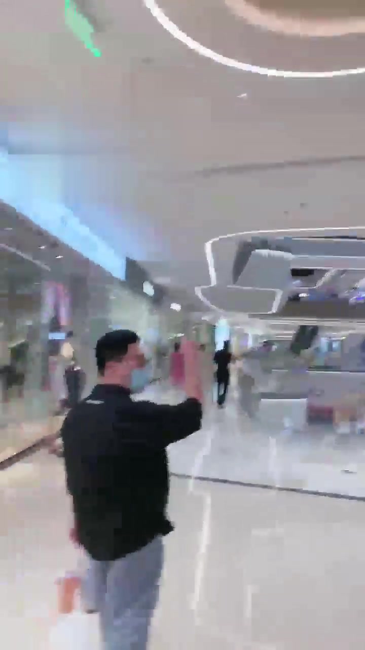 Vinni维妮 在商场调教贱狗 偶遇他的同学