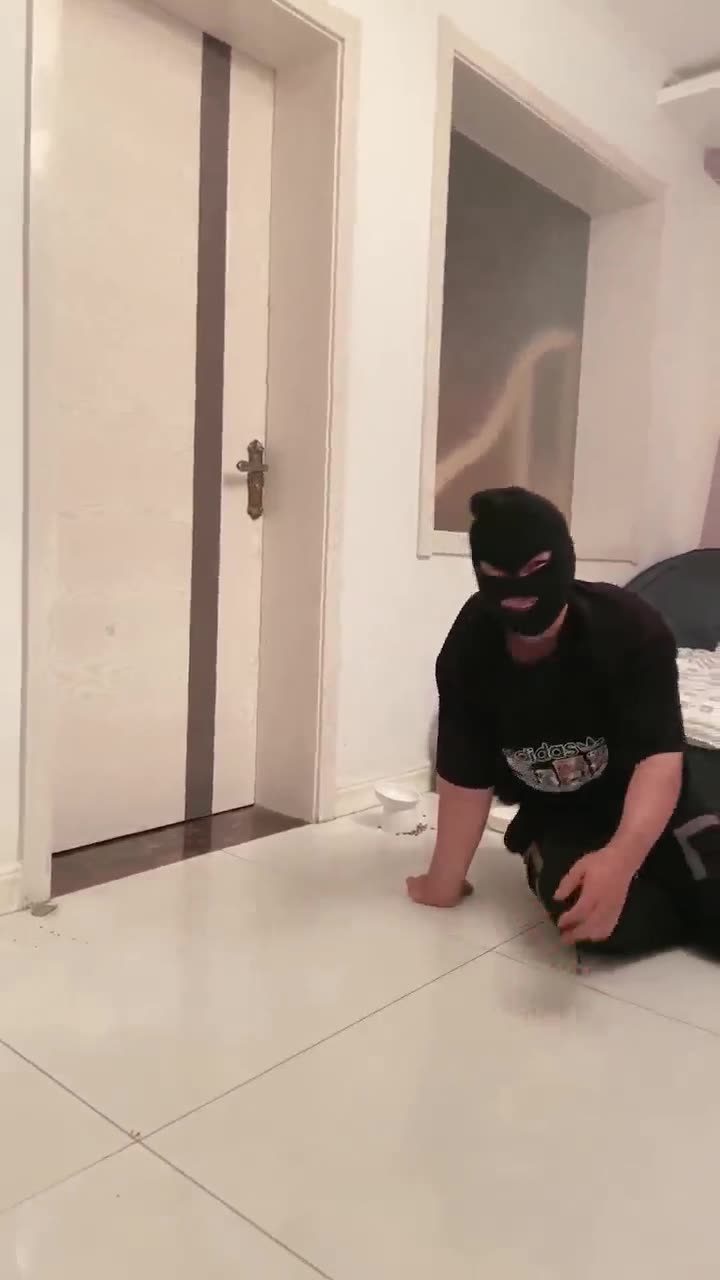 罗宾 调教 贱货倒立着被主人脚深喉