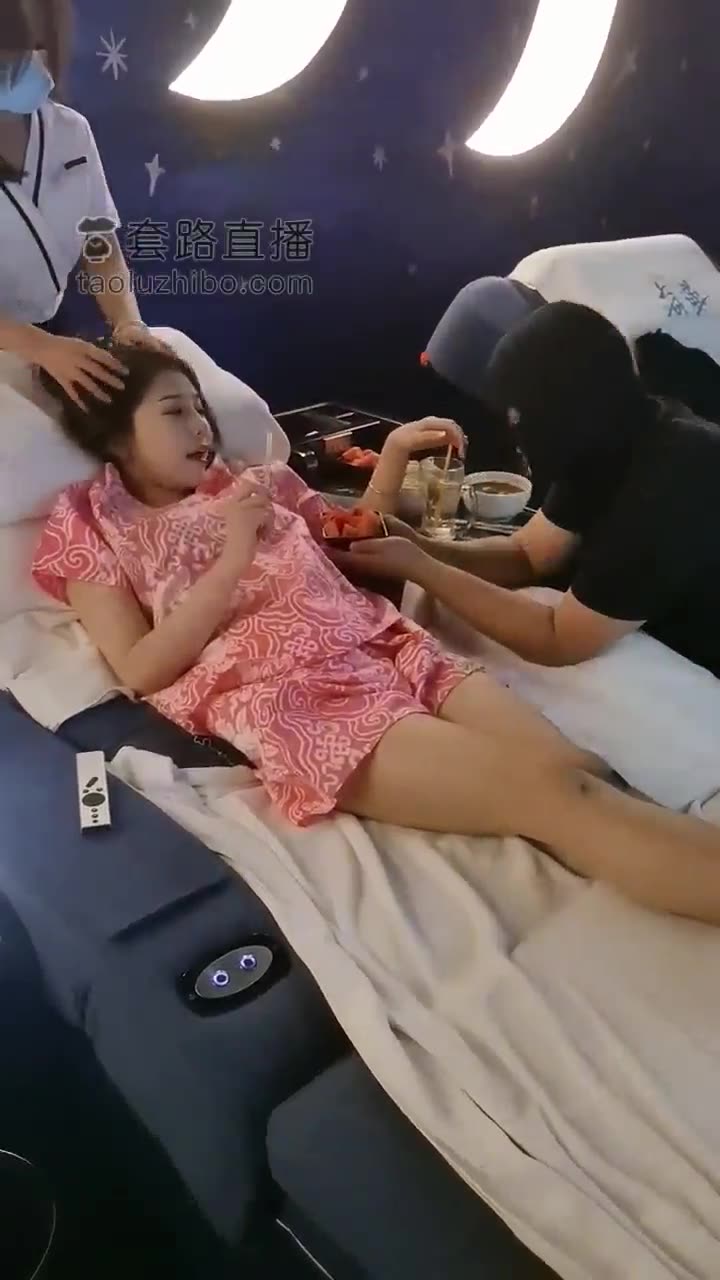 美帝 室外调教 足浴店带家奴学捏脚