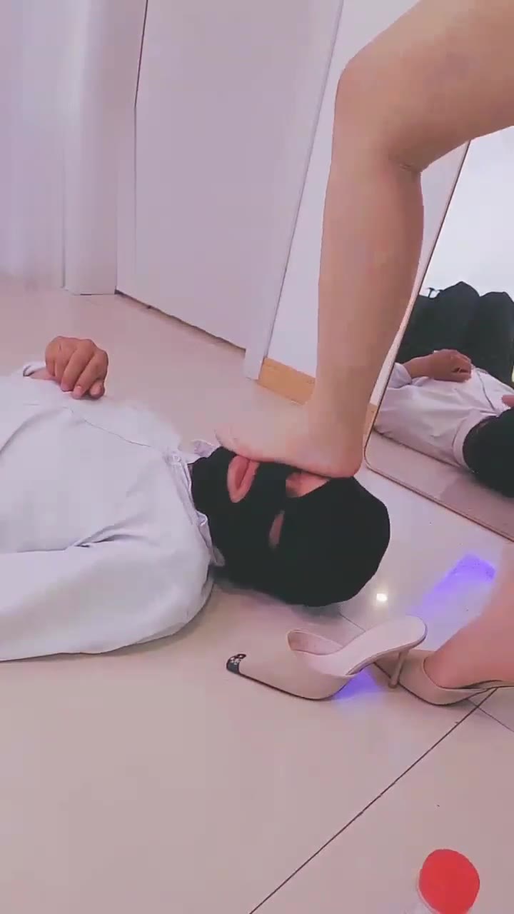 Lisa宝宝 踩踏深喉舔脚