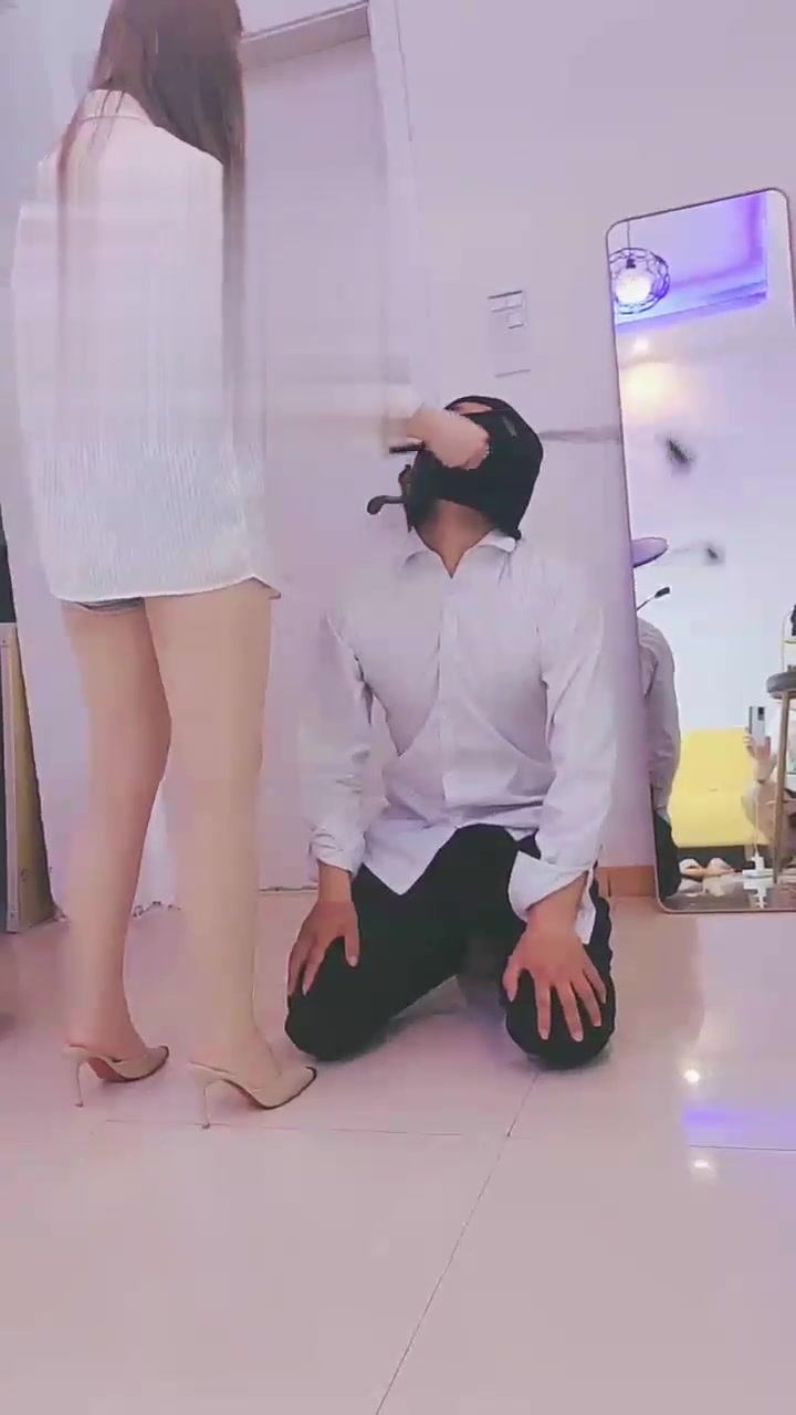 Lisa宝宝 踩踏深喉舔脚