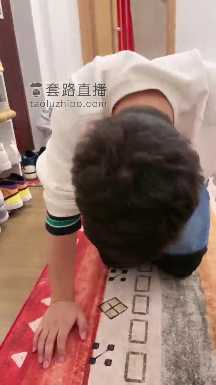 奈奈 跋涉千里给主人清理鞋柜