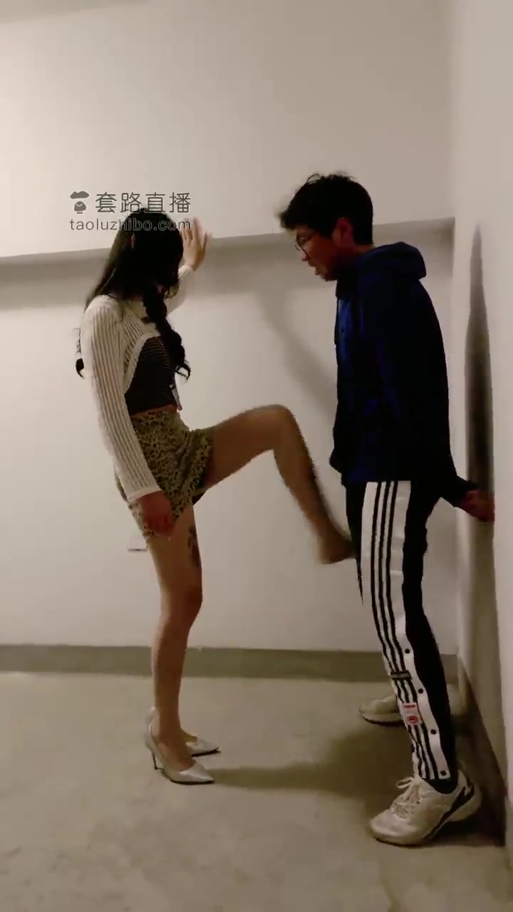 白茶 楼梯间调教大二学生狗