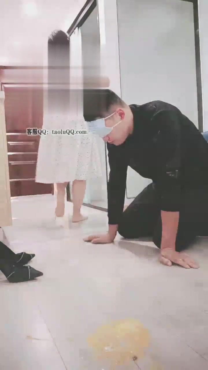 嗯哼 小美女玩弄又高又瘦的男奴