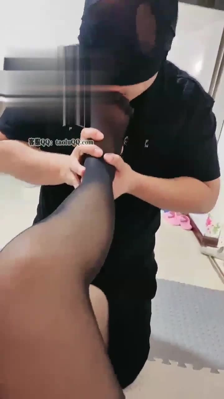 艺馨 调教 舔黑丝袜脚 高跟踢裆