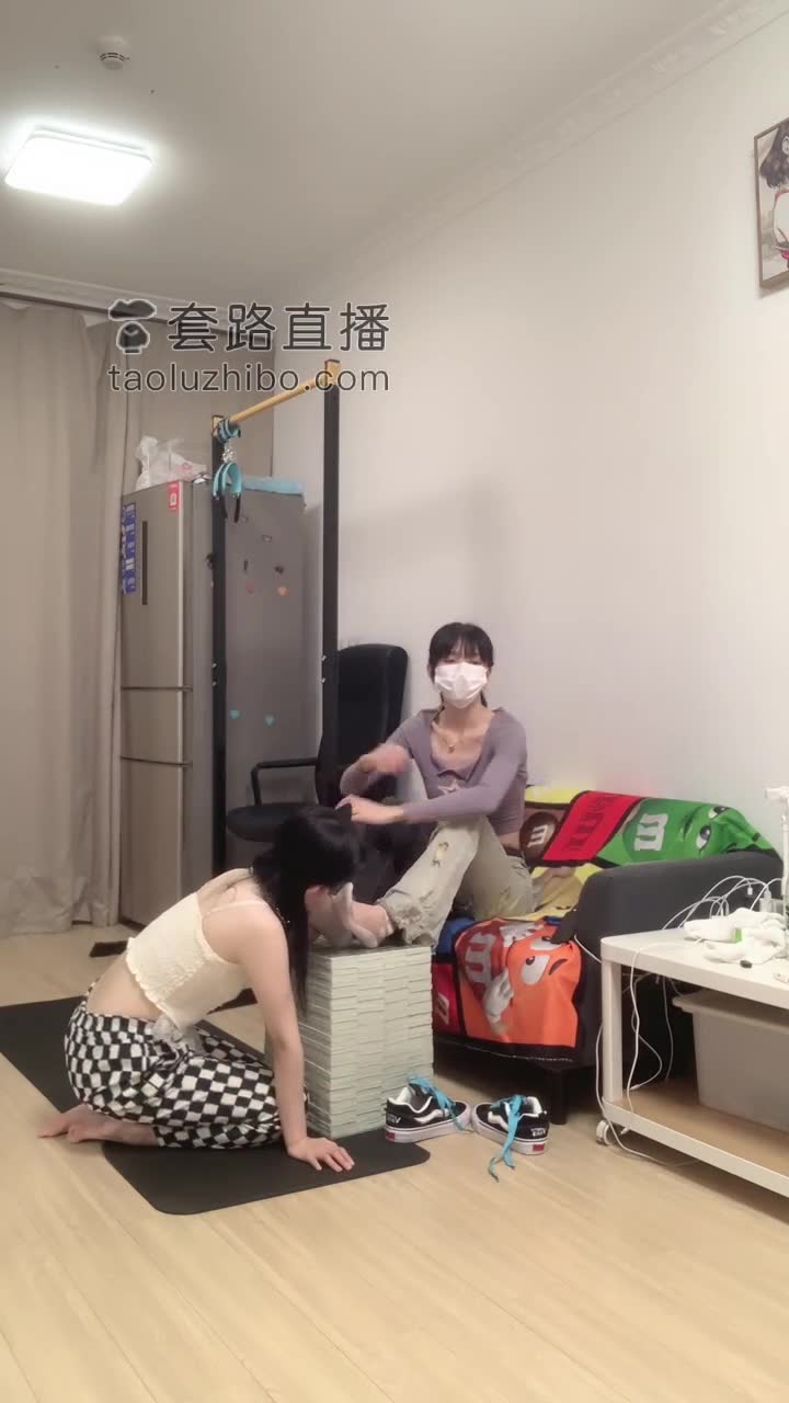 暴力美学 开发女奴当鞋垫