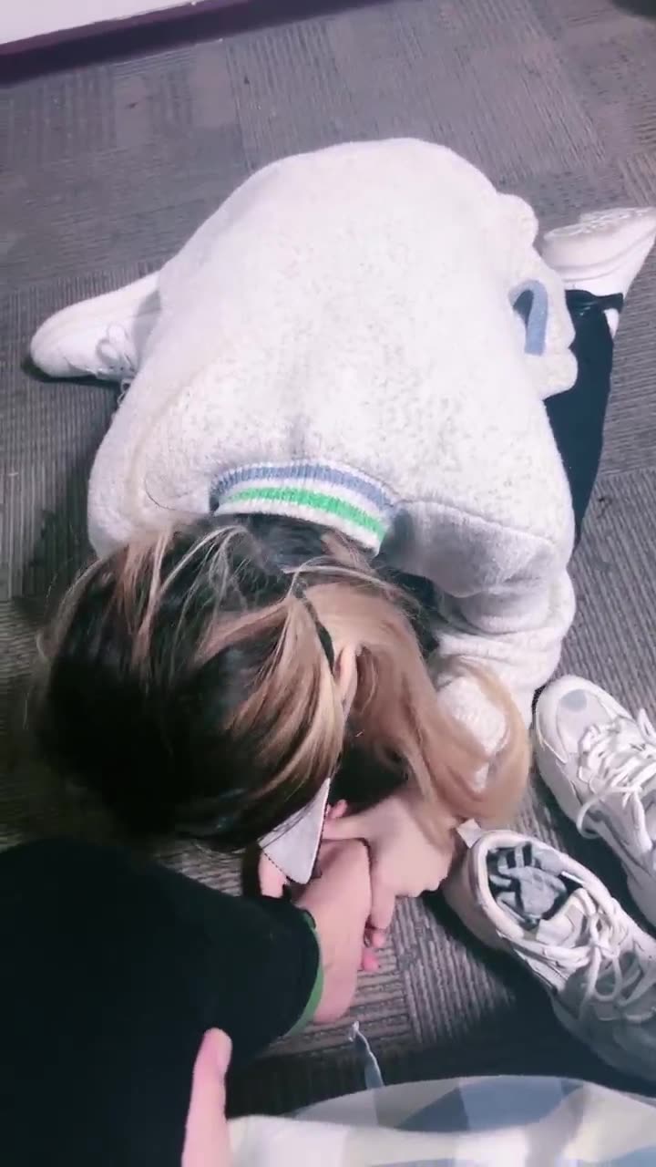 洪兴十三妹 把我亲妈开发了伺候主人